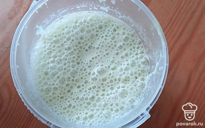 Добавьте молоко и снова хорошо перебейте.