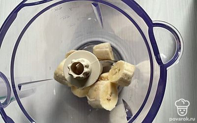 Порезать 1 банан, положить блендер.
