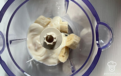 Добавить йогурт. Я использовала вкус персик-маракуйя, но можно взять любой йогурт, с добавками или классический.