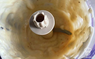 Взбить банан с йогуртом.