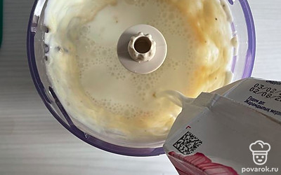 Влить молоко и также взбить. 