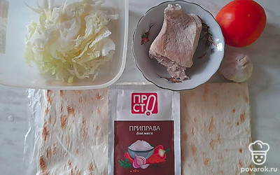 Подготовьте все ингредиенты. Можно взять любое отварное мясо с низким содержанием жира.