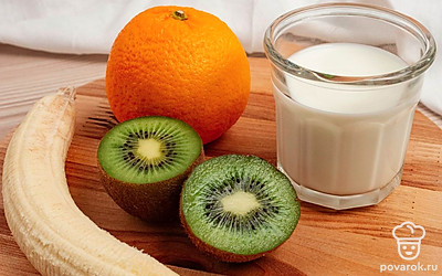 Приготовьте необходимые ингредиенты. Фрукты помойте, отмерьте необходимое количество молока.