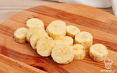 Киви очистите от кожуры и порежьте на небольшие кубики. Мандарин очистите и разделите на дольки. Банан очистите и нарежьте на кусочки.