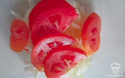 Нашинкуйте капусту и нарежьте помидор.