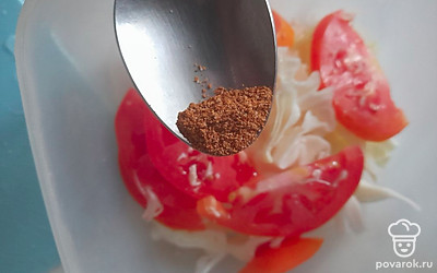 Посыпьте специей для мяса. 