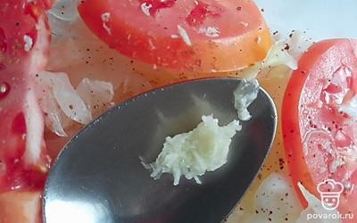 Добавьте тертый зубчик чеснока и перемешайте. 