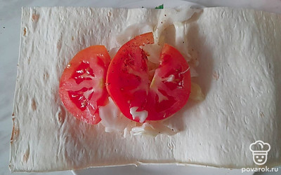 Разрежьте лаваш на две небольшие части. На каждую часть выложите овощи.