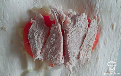 Нарежьте мясо, выложите его на овощи.