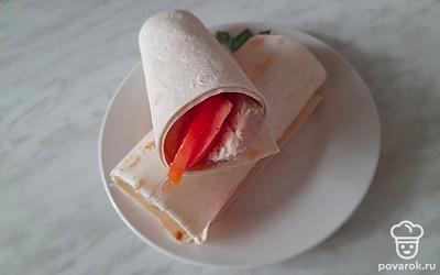 Сверните лаваш в рулет. Подавайте к столу.