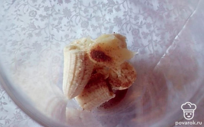 Добавьте мед и корицу.