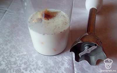 Залейте молоко.