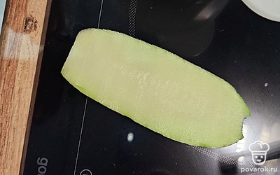 Очищаем кабачок, нарезаем.