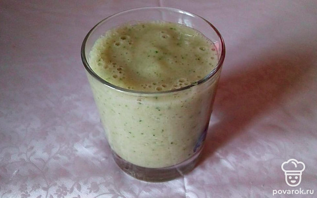 Смузи с яблоком, бананом, капустой и петрушкой — Рецепт с фото