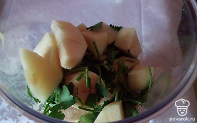 Нарежьте яблоко