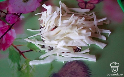 Нарежьте капусту