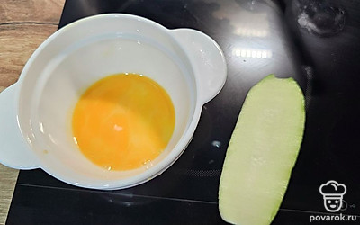 Солим, окунаем в яйцо.