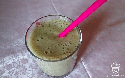 Пить смузи лучше всего через соломинку.