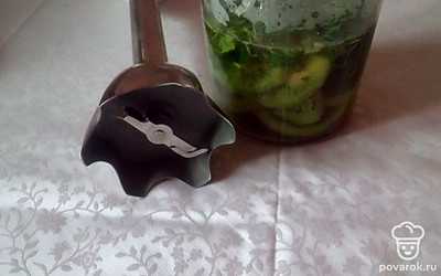 Выложите в чашу, добавьте зелень петрушки и мед.