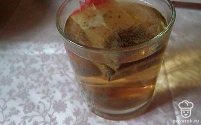 Заварите зеленый чай и остудите.