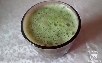 Добавьте в чашу остывший чай и взбейте смузи.