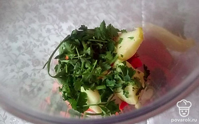 Положите в чашу блендера, добавьте воду.