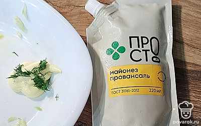 В майонез добавляем зелень, перемешиваем. 