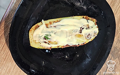 Наносим на кабачок.