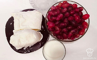 Промойте виноград. Налейте молоко в стакан. Выложите мороженое и лед.