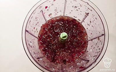 В чашу для блендера высыпьте виноград. Перебейте его в виноградное пюре.