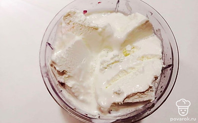 Добавьте к винограду мороженое и залейте молоком. Включите блендер и перемешайте все до однородного состояния. Выложите лед в стакан и влейте готовый смузи.