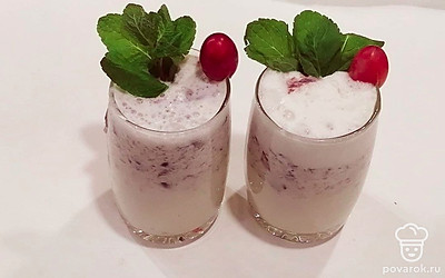 Украсьте готовый напиток веточкой мяты и целым виноградом.