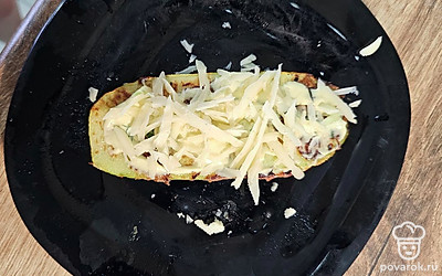 Натираем на терке сыр. 