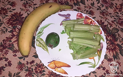 Помойте фрукты и сельдерей, просушите полотенцем.