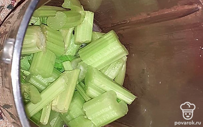 Нарежьте сельдерей, положите в блендер.