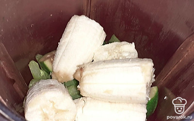 Наломайте на кусочки мякоть банана и положите в чашу.