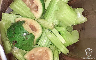 Нарежьте фейхоа, добавьте к другим компонентам.