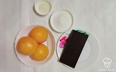 Шоколад извлеките из обертки. Желатин залейте теплой водой и оставьте набухаться. Приготовьте сахар и воду.