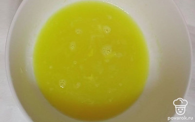 Из апельсинов выдавите сок. Поставьте нагреваться на водяной бане апельсиновый сок, сильно не нагревайте. Добавьте сахар и желатин. Все хорошо перемешать.