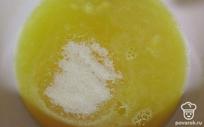 Разлейте желе по формам, поставьте в холодильник на 4-5 часов пока не застынет. Закуска с апельсином готова.