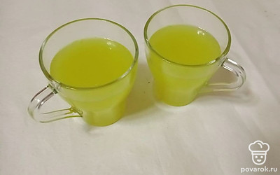 Перед употреблением напитка или подачей его на стол, добавьте меда, который придаст ему нежный сладковатый привкус и аромат. Украсьте долькой любимого фрукта и тертым шоколадом. Посыпьте напиток измельченными орехами или кунжутом.