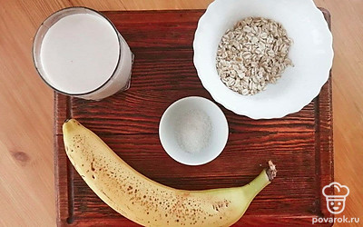 Подготовьте блендер к работе, установив требуемую насадку и подключив его к сети. Сполосните банан и очистите его от кожуры.