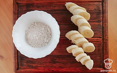 Перемелите овсяные хлопья до состояния порошка используя кофемолку или специальную насадку блендера. Нарежьте банан кружочками небольшой толщины.