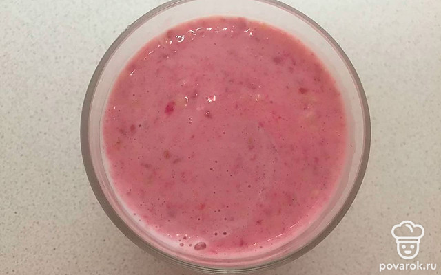 Легкий ароматный смузи с бананом и малиной — Рецепт с фото