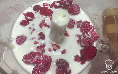 Залейте в блендер молоко с йогуртом и добавьте малину, оставьте несколько ягодок для украшения. Молоко, йогурт и малину хорошо измельчите в течение 45 секунд.