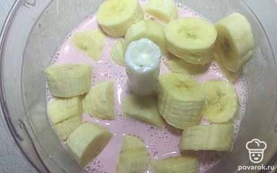 Возьмите очищенные бананы, нарежьте на кусочки среднего размера и добавьте их к полученной ранее массе в блендере. Хорошо измельчите все ингредиенты в течение 1 минуты до однородной массы, состояния фруктового пюре, и разлейте аккуратно по двум стаканам.