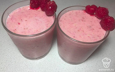 Готовые стаканы со смузи украсьте ягодками малины или листиками мяты. Перед употреблением можно слегка охладить напиток в холодильнике.