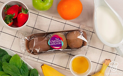 Удобно расположите на рабочем столе нужные продукты. Вымойте и почистите фрукты. Приготовьте блендер.