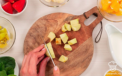 Измельчите фрукты. Нарежьте банан кружками, а яблоко и киви - средними кусочками.