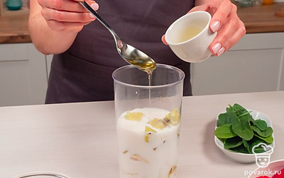 Сделайте смузи. Загрузите в чашу блендера банан, яблоко, киви, добавьте молоко, мед. Тщательно взбейте до образования однородной массы.